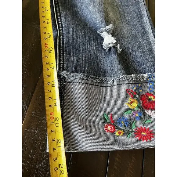 Baccini Women’s Jeans 8P Petite Distressed Embroidered Floral Boho Denim Cuffed - Picture 14 of 16